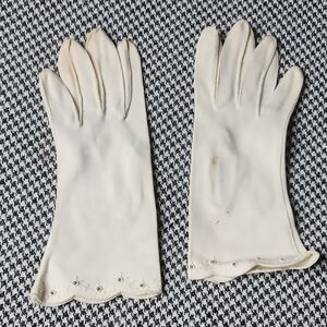 Vintage Midcentury White Embroidered & Beaded Scalloped Edge Gloves